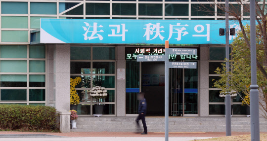 23일 오전 광주 교도소에서 수용자가 코로나19 확진 판정을 받아 보건 당국이 교도소 내 역학 조사에 나선다.  연합뉴스